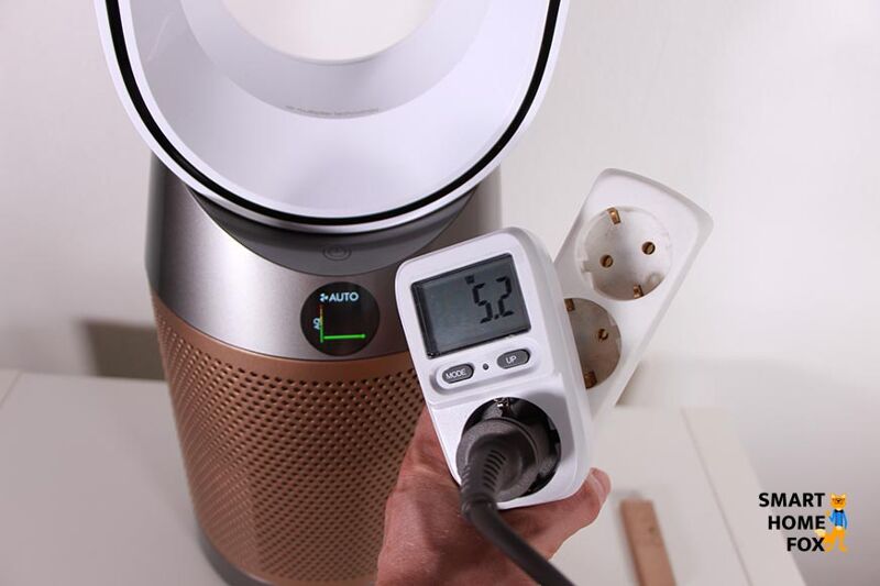 Das Messgerät zeigt den Stromverbrauch vom Dyson Purifier Cool Luftreiniger und Ventilator im automatischen Modus bei guter Luftqualität